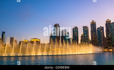 Choreographierte Dubai Fountain am Abend - Vereinigte Arabische Emirate Stockfoto