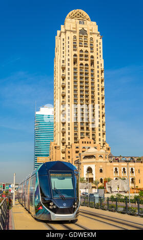 DUBAI, Vereinigte Arabische Emirate - 31. Dezember: Alstom Citadis 402 Straßenbahn am 31. Dezember Stockfoto