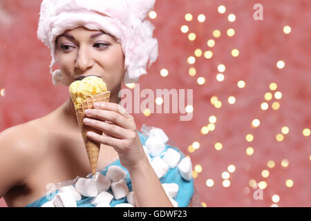 Frau in ungewöhnlichen Kleid Stockfoto