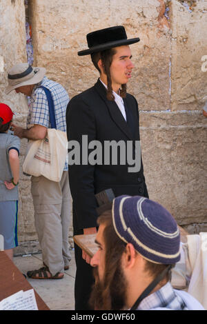 Israel Jerusalem westlichen Altstadtmauer religiöse orthodoxe Haredi chassidischen Juden jüdische Mann mit schwarzem Hut & Payot Peyos Schopf Stockfoto