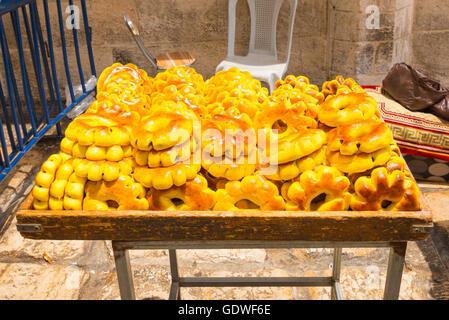 Israel Jerusalem Old City Street Vendor Stall Brötchen Brötchen Roll Brötchen süße Stockfoto