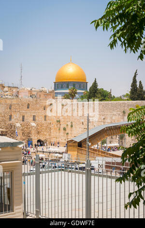 Israel Jerusalem Stadt Judenviertel Ansicht der westlichen Klagemauer Holzrampe Zugang Kuppel des Rock El Aksa Haram Esh Sharif Tempel montieren Stockfoto