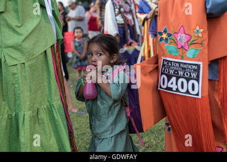 Indianer Mädchen während Sac & Fox Nation Pow-Wow, Stroud, Oklahoma, Vereinigte Staaten von Amerika Stockfoto