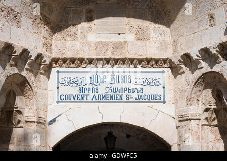 Israel Jerusalem Old City Street Szene Couvent armenischen St Jacques Convent von St. Jacques Eingang Stockfoto