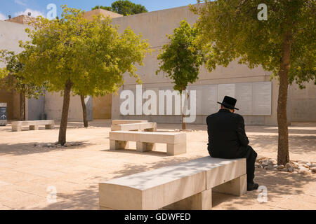 Alten orthodoxen Juden in Israel Jerusalem Mount Herzl Yad Vashem gedankenverloren im Quadrat der Treuhänder, Wächter & Bauherren zu Ehren Stockfoto