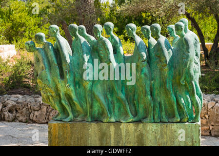 Israel Jerusalem Mount Herzl Gedenkstätte Yad Vashem Statue Bronze Hubertus von Pilgrim 1990, Todesmarsch von Dachau 7.000 starb Stockfoto