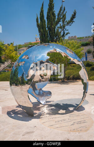 Israel Jerusalem City Centre Kfar David modernen Kunstwerk Statue Skulptur in Chrom der Welt Stockfoto