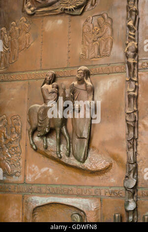 Israel Nazareth Basilika der Verkündigung Metall Haupttor Detail Bild von Maria, Joseph & Baby Jesus auf einem Esel Stockfoto