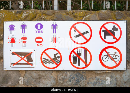 Israel Kapernaum Kfar Nahum Dorf See Genezareth nach Hause Peter Fischer-Schild am Eingang Kleiderordnung, kein Schwimmen, Rauchen etc. Stockfoto