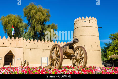 Kanone vor der östlichen Fort Al Ain, Vereinigte Arabische Emirate Stockfoto