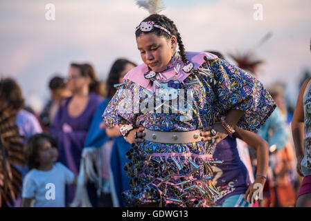 Gebürtige Amerikanerin Durchführung Jingle Dress Dance während Sac & Fox Nation Pow-Wow, Stroud, Oklahoma, Vereinigte Staaten von Amerika Stockfoto