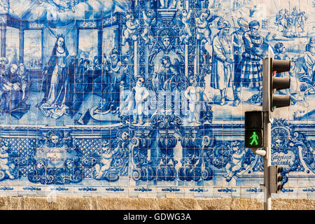 Traditionellen Azulejos handbemalten Fliesen für die Außenwand der Capela Das Almas Kirche in Porto, Portugal Stockfoto