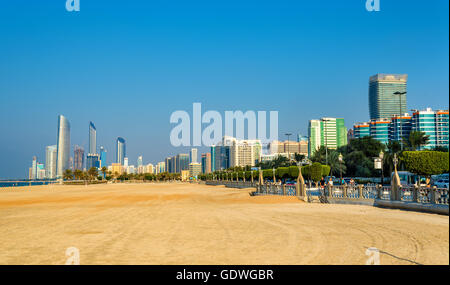 Ansicht von Abu Dhabi vom öffentlichen Strand entfernt Stockfoto