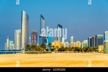 Blick auf Abu Dhabi Wolkenkratzer vom öffentlichen Strand entfernt Stockfoto