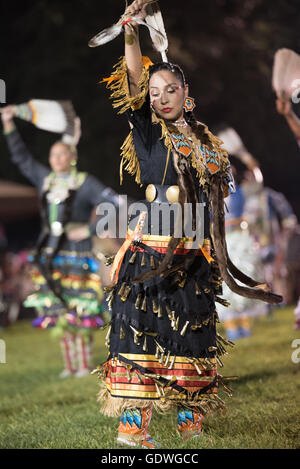 Gebürtige Amerikanerin Durchführung Jingle Dress Dance während Sac & Fox Nation Pow-Wow, Stroud, Oklahoma, Vereinigte Staaten von Amerika Stockfoto