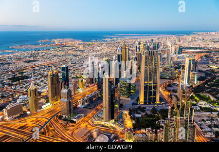 Innenstadt von Dubai vom Burj Khalifa Tower aus gesehen Stockfoto