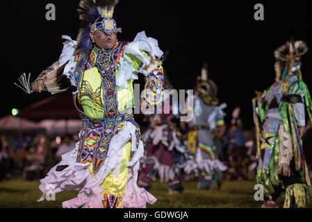 Gebürtige amerikanische Mann Durchführung Rasen Tanz während Sac & Fox Nation Pow-Wow, Stroud, Oklahoma, Vereinigte Staaten von Amerika Stockfoto