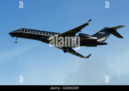 Bombardier Global Express 5000 (BD-700-1A10) G-CEYL ist im Besitz von TAG Aviation in Farnborough Airport Stockfoto