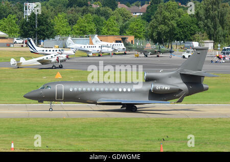 Dassault Falcon 7 X (OY-FWO) ist ein privat-Jet betrieben von Execujet, gesehen hier in Farnborough, Großbritannien Stockfoto