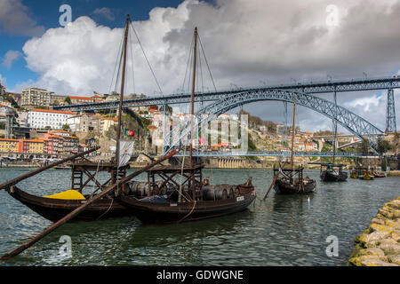 Traditionelle Rabelo Boote mit Dom Luis ich hinter, Porto, Portugal zu überbrücken Stockfoto
