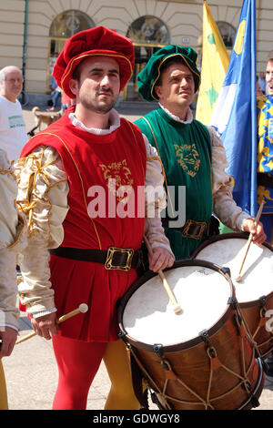 Mitglieder der Folk Gruppe Storici Sbandieratori Contrade Cori aus Cori, Italien während des Folklore-Festivals in Zagreb Stockfoto