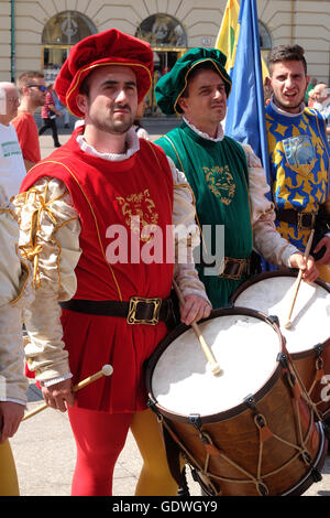 Mitglieder der Folk Gruppe Storici Sbandieratori Contrade Cori aus Cori, Italien während des Folklore-Festivals in Zagreb Stockfoto