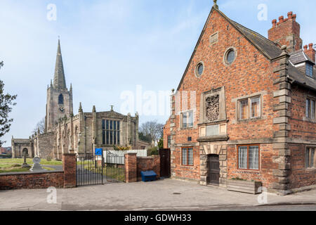 Die Alms House und St. Maria die Jungfrau Kirche im Dorf von Bunny, Nottinghamshire, England, UK Stockfoto