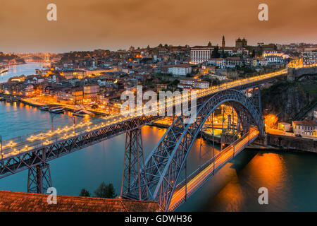 Dom Luis, die ich zu überbrücken und die Skyline der Stadt bei Sonnenuntergang, Porto, Portugal Stockfoto