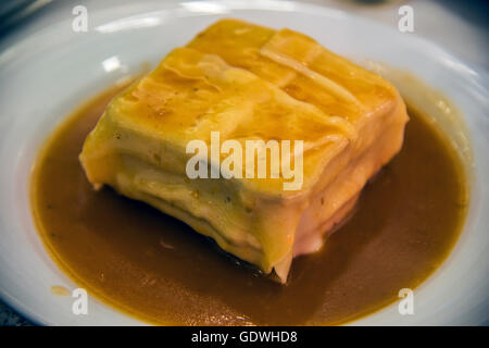 Die typischen portugiesischen Sandwich benannt Francesinha serviert in einer Bar in Porto, Portugal Stockfoto