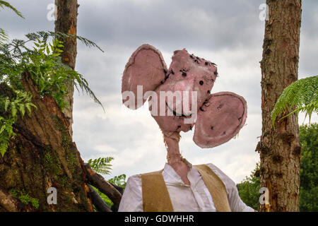 Der riesige alte Mann mit großen Ohren, BFG 'Big Friendly Giant' zentrale Figur in Roald Dahl Klassiker. Ein Kinderbuch aus dem Jahr 1982, geschrieben und illustriert mit Figuren auf der RHS Royal Horticultural Society 2016 Flower Show im Tatton PARK, Knutsford, Großbritannien Stockfoto