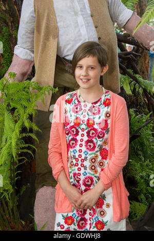 Ruby Barnhill, der Sophie in Steven Spielbergs 'BFG' spielt, erscheint auf dem Gelände des Big Friendly Garden im Tatton Park in Cheshire. Die 12-jährige Schauspielerin kam im Rahmen der Feierlichkeiten zur Veröffentlichung des Films am Freitag, den 22nd. Juli, zu Besuch. Die BFG hat Ruby ins Rampenlicht katapultiert, mit Hollywood-Schwergewichten wie Mark Rylance, Penelope Wilton und Rebecca Hall. Stockfoto