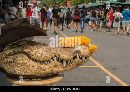 ein Krokodil Leder Shop bei den Chatuchak Weekend Market in der Stadt von Bangkok in Thailand in Südostasien. Stockfoto