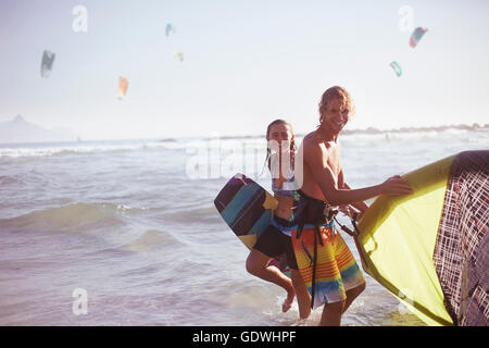 Porträt lächelnde paar mit Kiteboarding Ausrüstung im Meer Surfen Stockfoto