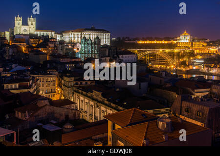 Nacht Skyline der Stadt, Stadtteil Ribeira, Porto, Portugal Stockfoto