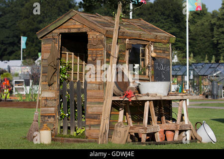 Das Innere außerhalb rustikalen hölzernen Topfgarten personalisierten gemalten Schuppen, Natur, Gartenarbeit, Holz, Holz, Pflanze, Frühling, grün, Landwirtschaft, Saison, Sommer, Baum, Topf, Blume, Ausrüstung, Blatt-, Werkzeug-, Arbeits- und Gartengeräte auf der RHS Royal Horticulutral Society 2016 Flower Show im Tatton Park, Knutsford, Großbritannien Stockfoto