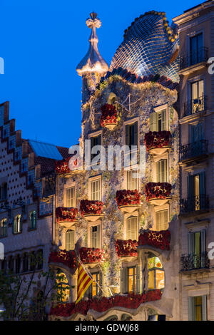 Nachtansicht der Casa Batllo wunderschön geschmückt mit Rosen, Barcelona, Katalonien, Spanien Stockfoto