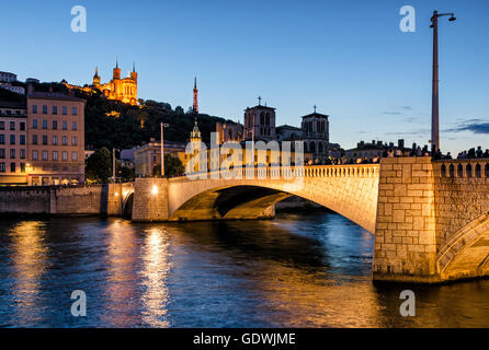 Notre-Dame de Fourvière in Lyon (Frankreich) und Pont Bonaparte zur blauen Stunde Stockfoto