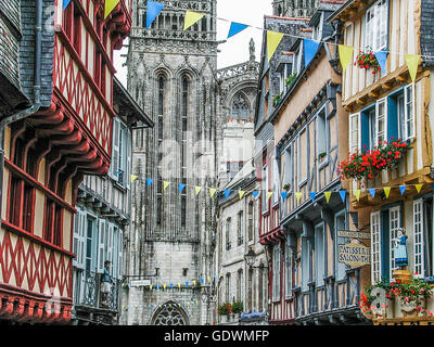 Rue Kéréon und Saint-Corentin Kathedrale im Stadtzentrum von Quimper, Frankreich Stockfoto