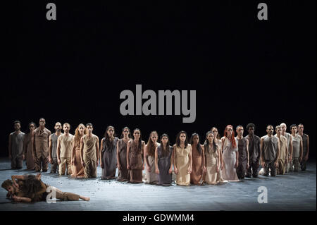 Foto-Probe von "Sacre", "Le Sacre du Printemps", Regie und Choreographie von Sasha Waltz Stockfoto