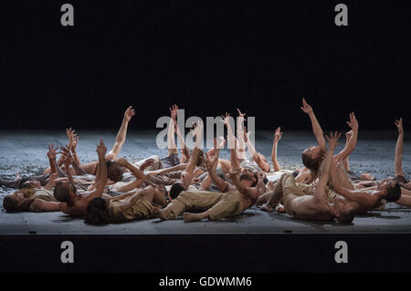 Foto-Probe von "Sacre", "Le Sacre du Printemps", Regie und Choreographie von Sasha Waltz Stockfoto