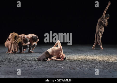 Foto-Probe von "Sacre", "Le Sacre du Printemps", Regie und Choreographie von Sasha Waltz Stockfoto