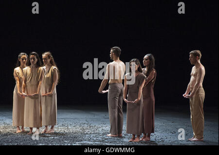 Foto-Probe von "Sacre", "Le Sacre du Printemps", Regie und Choreographie von Sasha Waltz Stockfoto