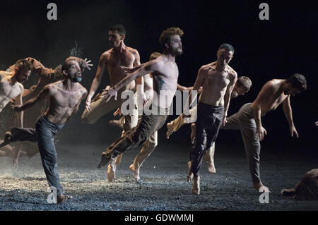 Foto-Probe von "Sacre", "Le Sacre du Printemps", Regie und Choreographie von Sasha Waltz Stockfoto