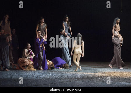 Foto-Probe von "Sacre", "Le Sacre du Printemps", Regie und Choreographie von Sasha Waltz Stockfoto