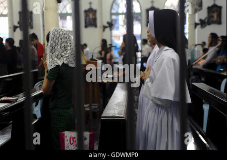 Sonntagsmesse in Yangon Stockfoto