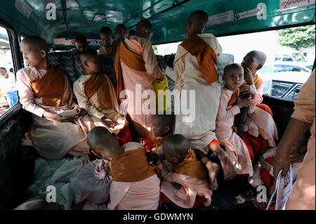 Novizinnen auf dem bus Stockfoto