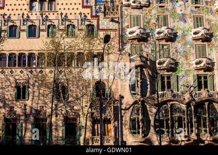 Amatller House (Puig ich Cadafalch) und Batlló House (Gaudí) sowohl im Art Nouveau auf dem Passeig de Gràcia Stil. Barcelona. Spanien Stockfoto