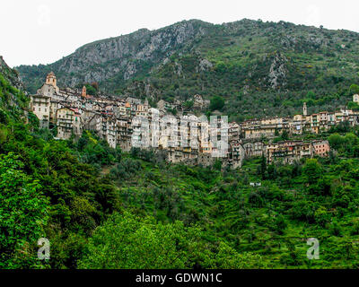 Bergdorf auf der Straße Ventimiglia - Tende, Frankreich Stockfoto