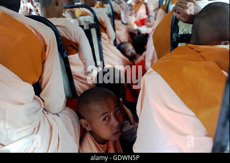 Novizinnen auf dem bus Stockfoto