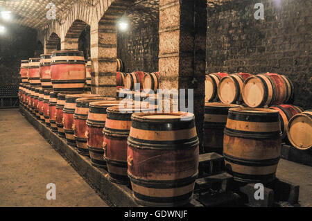 Fasskeller im Château De La Tour, Clos de Vougeot, Frankreich Stockfoto